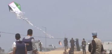צפו: תיעוד של עפיפון תבערה מעל שמי קיבוץ כפר עזה