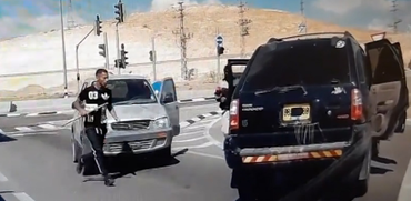 לעיני המצלמות: תקיפת נהג במוטות ברזל בצומת אוהלים