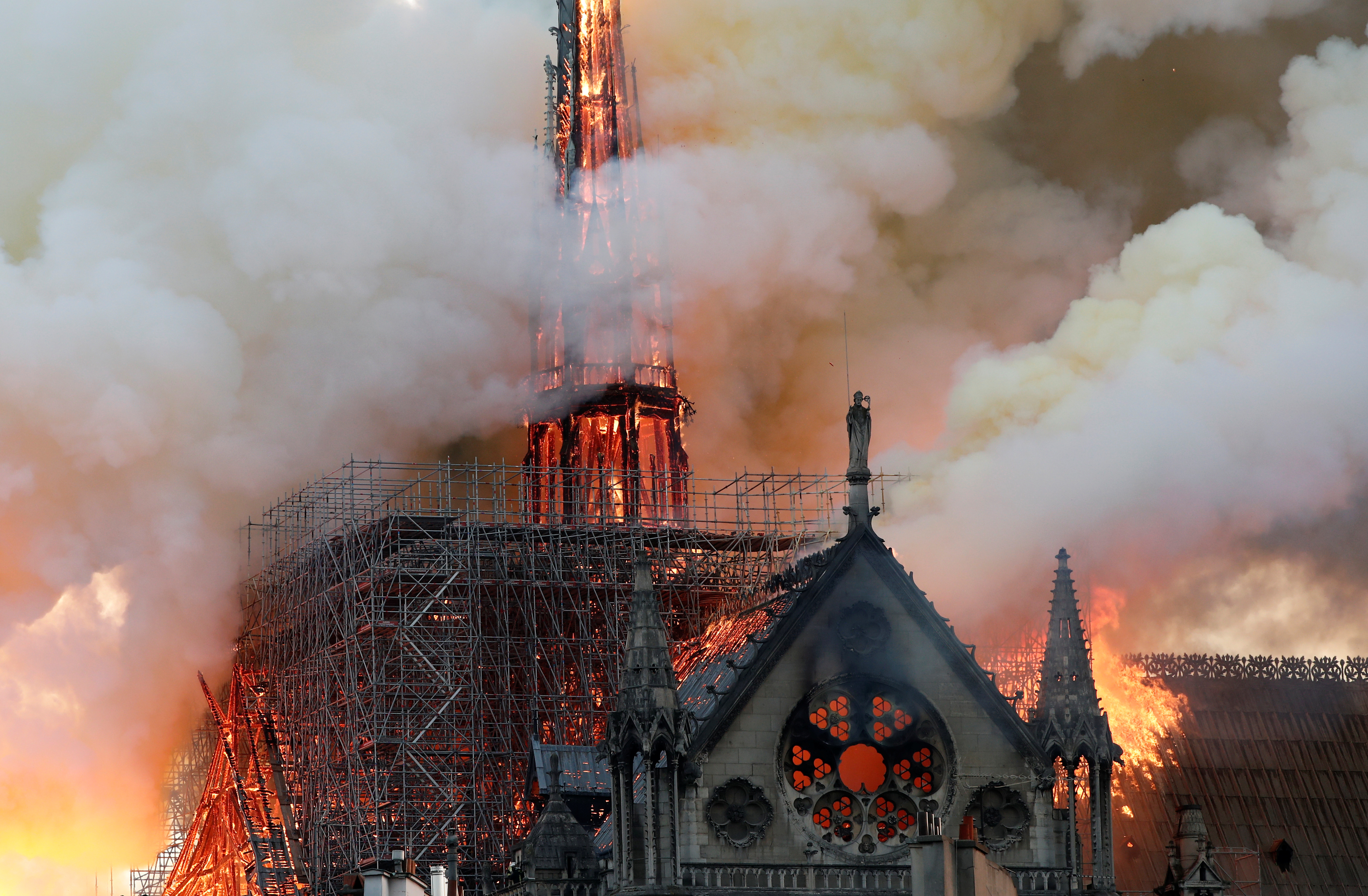 קתדרלת נוטרדאם נשרפת / צילום: Benoit Tessier, רויטרס