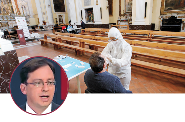 בדיקות קורונה בכנסיה באיטליה. בעיגול: נדב איל / צילום: רויטרס CIRO DE LUCA, וצילום מסך
