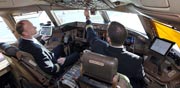 טייסים משתמשים באייפדים / צילום: סיון פרג'