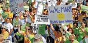 עובדים מפגינים מול סניף וול מארט / צילום: רויטרס