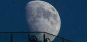 מסביב לגלובוס - ירח ענק / צילום: רויטרס