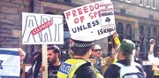 הפגנה בבריטניה נגד קיון הצגה ישראלית/ צילום:יודן עבאדי
