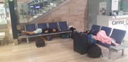 נוסעים ישנים בשדה התעופה בזגרב / צילום: איל יצהר
