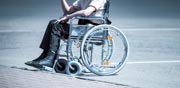 אדם על כסא גלגלים /צילום: שאטרסטוק