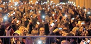 עשרות אלפי הונגרים מנופפים בסמארטפונים / צילום: רויטרס