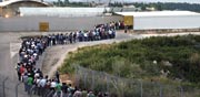 פועלים פלסטינים עוברים במחסום חשמונאים / צילום: רויטרס 