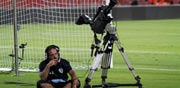 מצלמת טלוויזיה במשחק ליגת העל בכדורגל / צלם: שלומי יוסף