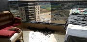 זכוכית מנופצת בבניין של גינדי החזקות / דניה סיבוס באם המושבות בפתח תקווה / צילום: זיו חצב