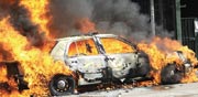 מכונית עולה באש / צילום: שאטרסטוק