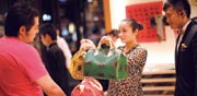 קונה בחנות של לואי ויטון בשנחאי / צילום: רויטרס