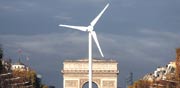 טורבינת רוח הוצבה בחזית שער הניצחון בפריז / צילום: רויטרס
