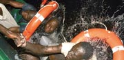 פליטים מאפריקה שספינתם טבעה/ צלם:רויטרס