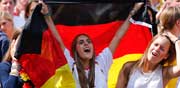 אוהדת נבחרת גרמניה חוגגת זכייה במונדיאל 2014 / צלם: רויטרס