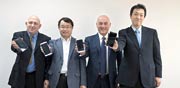 בעל השליטה לוקסי והמנכ"ל בנציוני עם נציגי סמסונג בישראל / צילום: אליק מוסוג'ניק