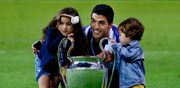 לואיס סוארז שחקן ברצלונה חוגג זכייה בליגת האלופות עם ילדיו / צלם: רויטרס
