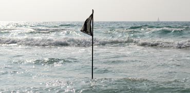 דגל שחור בים / צילום: איל יצהר