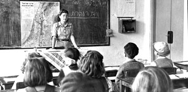 כיתה ב 1947. הילדים היום עדיין יושבים מול לוח מרכזי. צילום: לפ"מ