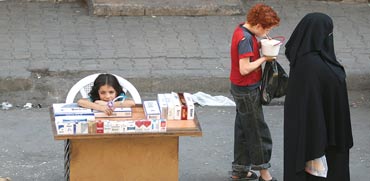 ילדה בדוכן סיגריות בחאלב, סוריה / צילום: רויטרס