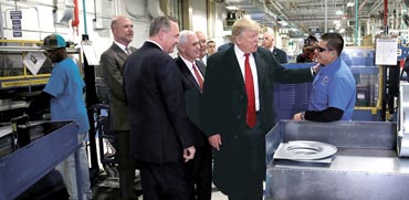 טראמפ בביקור במפעל של Carrier באינדיאנאפוליס / צילום: רויטרס