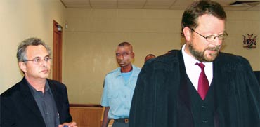 קובי אלכסנדר  בבית המשפט בנמיביה בשנת 2006 / צילומים: רויטרס
