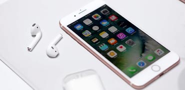 אייפון 7 ו–AirPods,  כפי שהוצגו אמש (ד')  / צילום: רויטרס