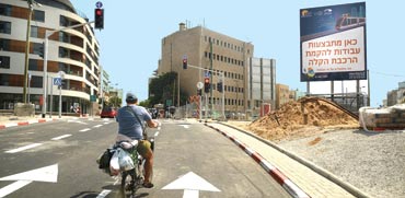 רוכב אופניים בתל אביב/ צילום: איל יצהר