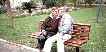 זוג קשישים בבית אבות. הקו העליון של הסקלה / צילום: אתר רשת משען