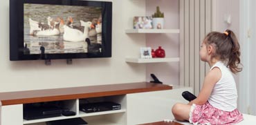 ילדים צופים בטלוויזיה /צילום:  Shutterstock/ א.ס.א.פ קרייטיב