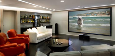 קולנוע ביתי שמשתלב עם מערכות השליטה של הבית החכם / צילום: רגב כלף