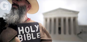 מפגין דתי מול בית המשפט העליון בוושינגטון / צילום:רויטרס