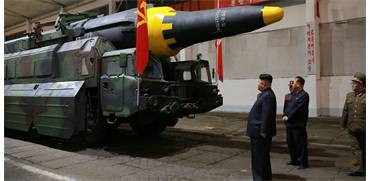 שליט צפון קוריאה, קים גונג און, לצד הטיל הבליסטי הווסונג-12 / צילום: רויטרס