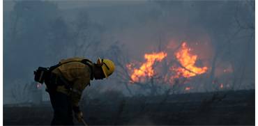 כוחות כיבוי האש מנסים להשתלט על השריפות בקליפורניה / צילום: רויטרס