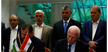 נציגי חמאס ופתח חותמים על הסכם הפיוס בקהיר / צילום: רויטרס