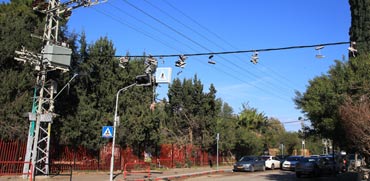 זוגות נעליים על הכבלים / צילום: חברת החשמל, יוסי ויס