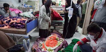 תושבים באיראן מקבלים טיפול רפואי אחרי רעידת האדמה / צילום: רויטרס
