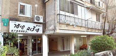 הבניין ברחוב מטולה בר”ג. בעלי החנויות דורשים דירות / צילום: אמיר מאירי