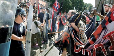 מפגינים משני צדי המתרס בשרלוטסוויל וירג'יניה/ צילום: רויטרס