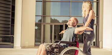 סיוע לבן זוג , כסא גלגלים/צילום:  Shutterstock/ א.ס.א.פ קרייטיב