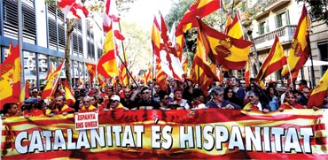 הפגנה בברצלונה בעד הישארות בתוך ספרד / צילום: רויטרס
