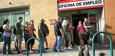 תור בכניסה ללשכת התעסוקה במדריד / צילום: רויטרס
