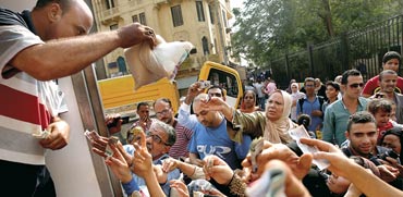 מצרים קונים סוכר מסובסד ממשאית ששלחה הממשלה בעקבות מחסור /  צילומים: רויטרס