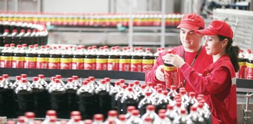 פס ייצור של קוקה-קולה / צילום:אילוסטרציה בלומברג