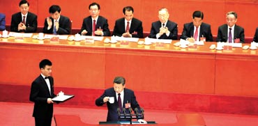 נשיא סין, שי ג'ינגפינג, לוגם תה במהלך נאומו בוועידת המפלגה הקומוניסטית / צילום:  Aly Song, רויטרס