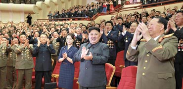 קים ג'ונג און מוחא כפיים בחגיגה לכבוד מדעני גרעין ומהנדסים שהשתתפו בניסוי פצצת המימן / צילום: רויטרס