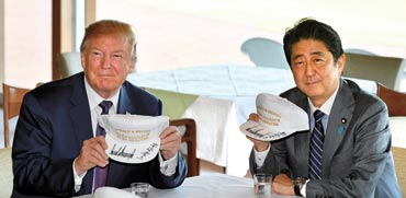 טראמפ וראש ממשלת יפן אבה / צילום: רויטרס