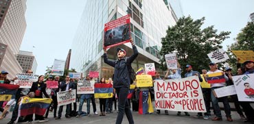 הפגנות מחוץ למטה גולדמן זאקס בניו יורק נגד שלטון מאדורו בוונצואלה / צילום: בלומברג