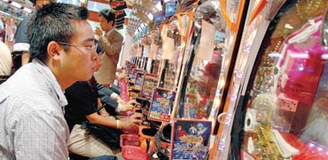 מכונות משחק של חברת פצ'ינקו בטוקיו / צילום:  Andy Rain/ בלומברג