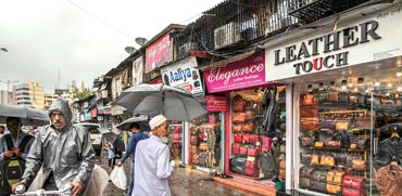 חנויות בשכונת העוני דהראווי במומביי, הודו /  צילום: בלומברג